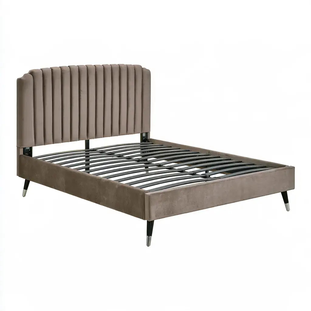 Cama con cabecero de franjas y base abierta - marrón